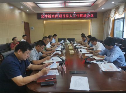 陳印輝與張家界市政府副市長閆瑞增洽談推進宜沖橋項目法人工作