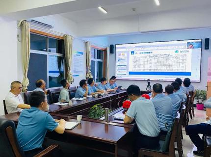 公司加密防汛會(huì)商應(yīng)對(duì)強(qiáng)降雨過(guò)程